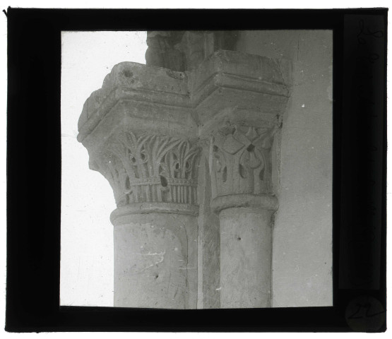 Église de la Sainte-Trinité à La Trinité-de-Thouberville (Eure), chapiteaux engagés.