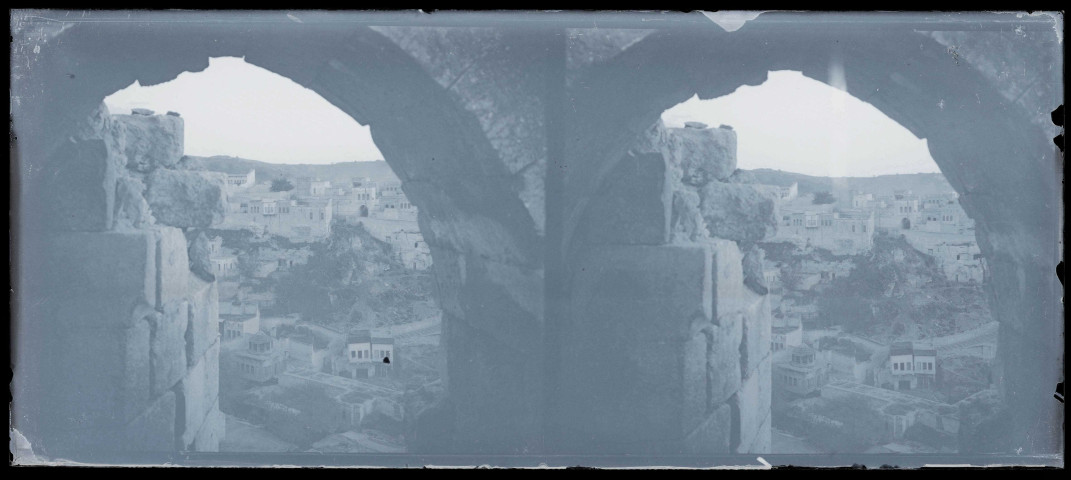 Ville vue d'une fenêtre de la forteresse de Biredjik (Turquie) (notice PA).