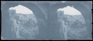 Ville vue d'une fenêtre de la forteresse de Biredjik (Turquie) (notice PA).