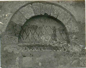 L'ancienne porte romane, ayant été murée, située sur la façade sud de l'église Saint-Pierre d'Aclou (Eure, France)