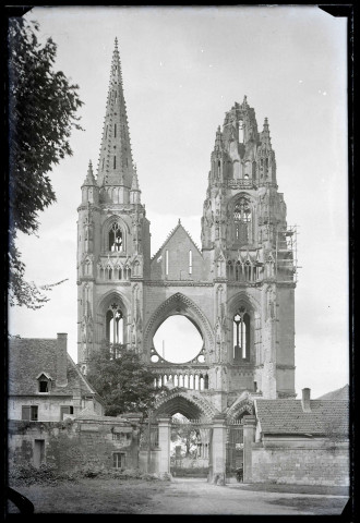 Façade ouest de l'ancienne abbaye de Saint-Jean-des-Vignes de Soissons (Aisne) dévastée par les bombardements allemands de la guerre 14-18.