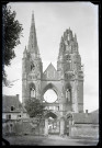 Façade ouest de l'ancienne abbaye de Saint-Jean-des-Vignes de Soissons (Aisne) dévastée par les bombardements allemands de la guerre 14-18.