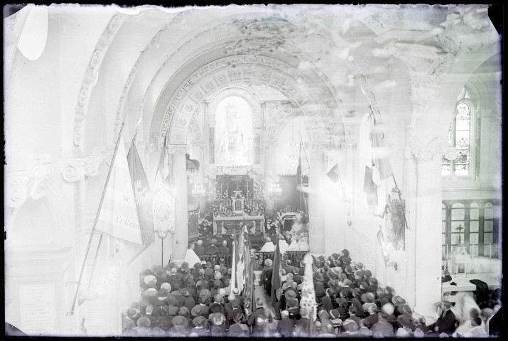 Intérieur d'église décoré pour la béatification de Sainte-Thérèse de Lisieux à Lisieux (Calvados).