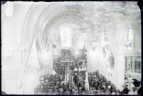 Intérieur d'église décoré pour la béatification de Sainte-Thérèse de Lisieux à Lisieux (Calvados).