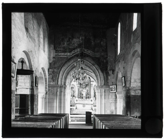 Église Saint-Aubin de Boisney (Eure), nef et chœur.
