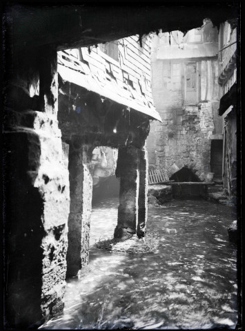 L'Ambion passant sous les maisons de Caudebec-en-Caux (Seine-Maritime).