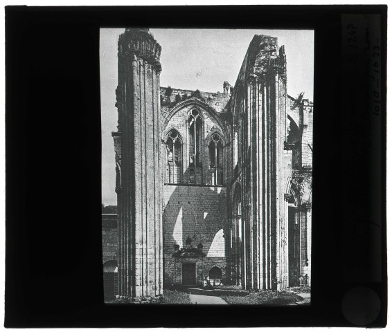 Abbaye de Saint-Wandrille à Saint-Wandrille-Rançon (Seine-Maritime), bras du transept après l'incendie de 1947.