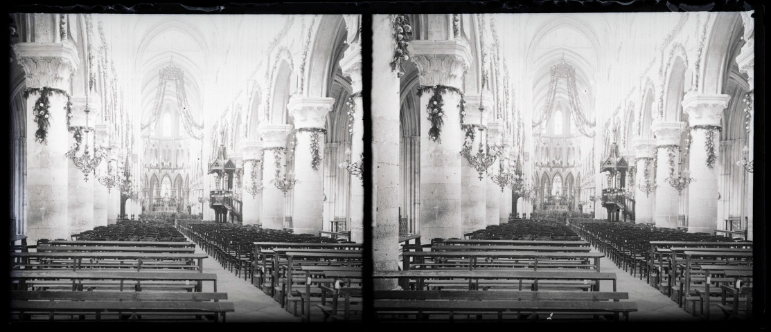 Intérieur de la cathédrale Saint-Pierre décoré pour la béatification de Sainte-Thérèse de Lisieux à Lisieux (Calvados).