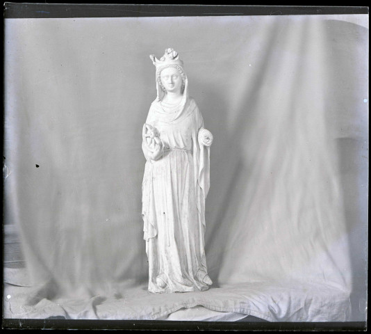 Statue en marbre, du XIVe ou XVe siècle, de Sainte-Catherine, dans l'église de Bézu-la-Forêt (Eure).