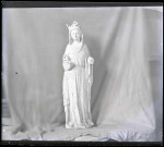 Statue en marbre, du XIVe ou XVe siècle, de Sainte-Catherine, dans l'église de Bézu-la-Forêt (Eure).