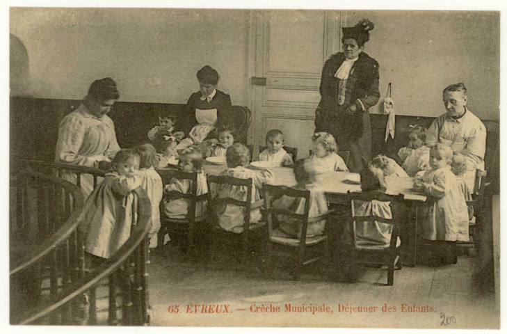 Evreux-Ville. Crèche Municipale, Déjeuner des Enfants.