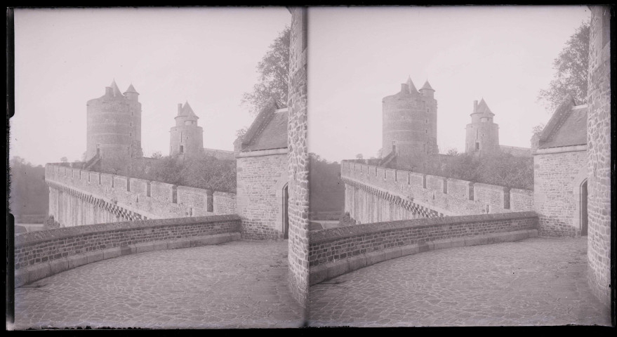 Promenade en haut des remparts de Fougères (Ille-et-Vilaine).
