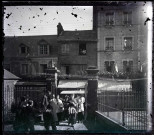 Prêtres dans les rues de Lisieux le jour de la cérémonie de béatification de Lisieux (Calvados).