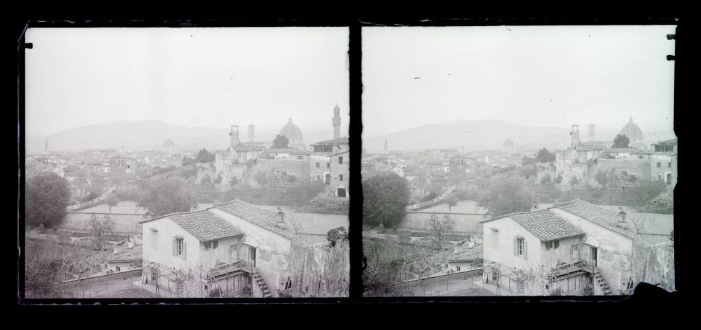 Vue générale d'une ville et de ses minarets.