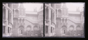 Cour intérieure d'un bâtiment, probablement un évêché