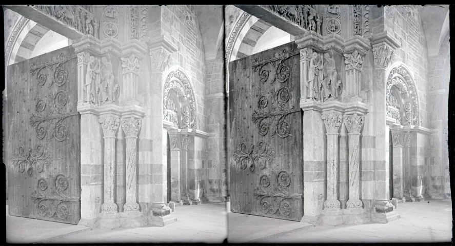 Porte, piliers et chapiteaux sculptés de l'église de la Madeleine de Vézelay (Yonne).
