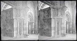 Porte, piliers et chapiteaux sculptés de l'église de la Madeleine de Vézelay (Yonne).