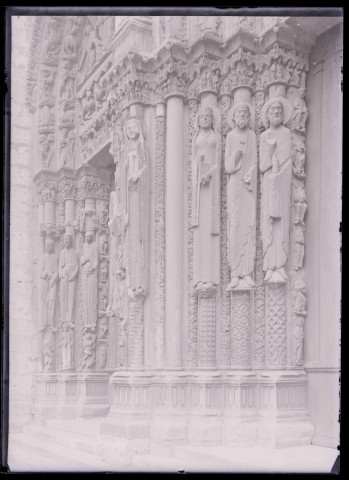 Portail à voussures ornementées de la cathédrale Notre-Dame de Chartres (Eure-et-Loir).