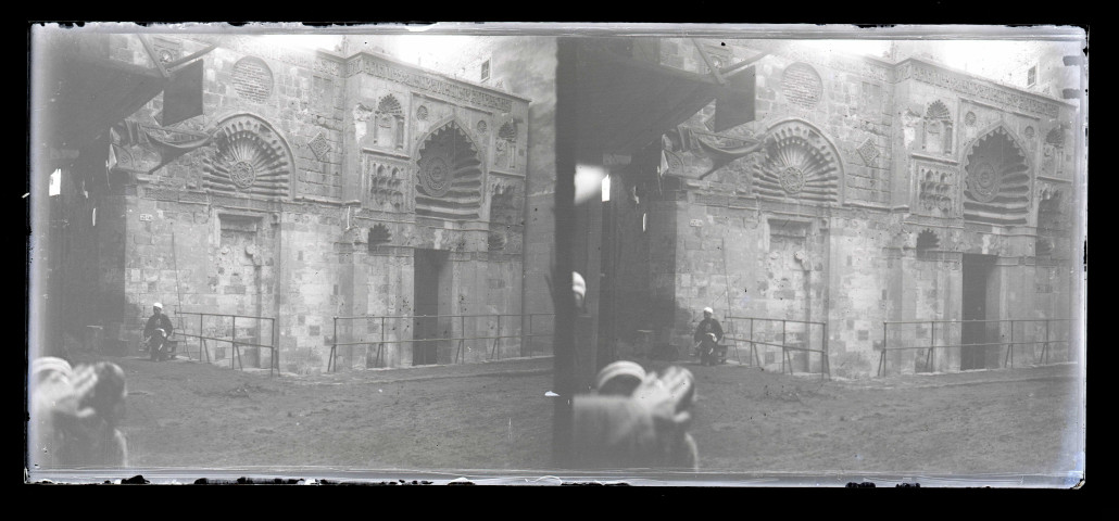 Entrée et façade ornementée de la mosquée El-Aqmar au Caire (Égypte).