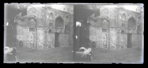 Entrée et façade ornementée de la mosquée El-Aqmar au Caire (Égypte).