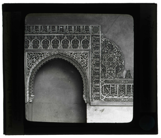 Palais de l'Alhambra à Grenade (Espagne), cour des myrtes, détail d'un port.