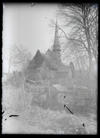 Vue d'ensemble de l'église de Ménesqueville (Eure).