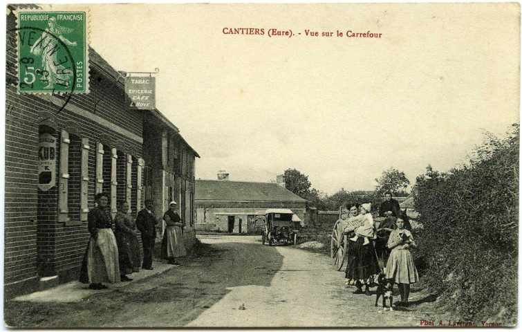 Cantiers. Vue sur le Carrefour.