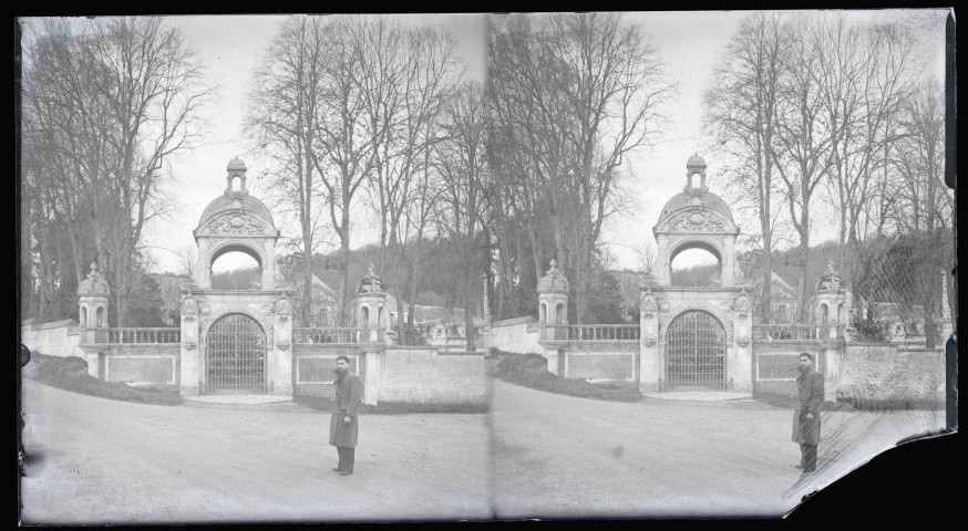 Porte de Fontenelle de l'abbaye Notre-Dame de Fontenelle de Saint-Wandrille-Rançon (Seine-Maritime).