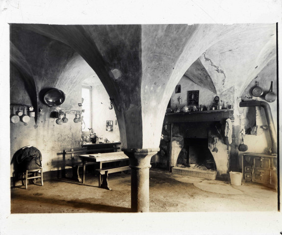 Intérieur des parties conservées des ruines de l'abbaye de d'Hambye à Percy (Manche).