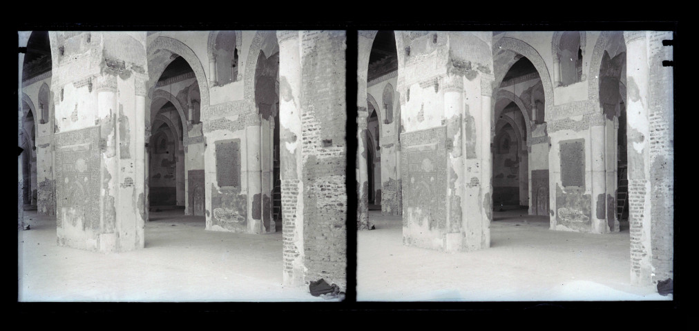 Intérieur de la mosquée d'Ibn-Touloun au Caire (Égypte).