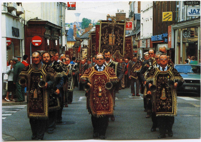Divers. [Défilé de confréries de charité].