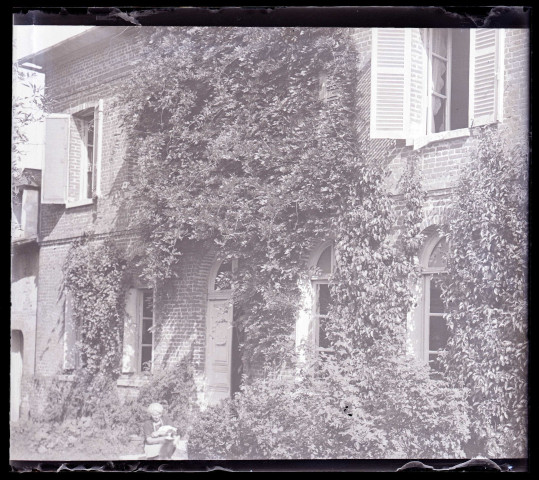 Rachel avec son chien et un chat devant le presbytère de Rosay-sur-Lieure (Eure).
