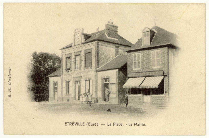 Étréville. La place - La Mairie.