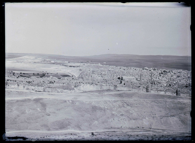 Vue générale des quartiers arméniens et de la citadelle d'Ourfa (Turquie) prise des hauteurs de la ville.