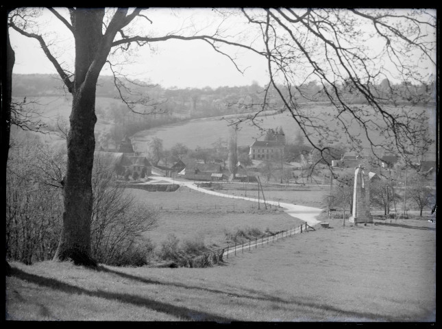 Vue générale sur le prieuré et le calvaire de Rosay-sur-Lieure (Eure).