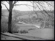Vue générale sur le prieuré et le calvaire de Rosay-sur-Lieure (Eure).