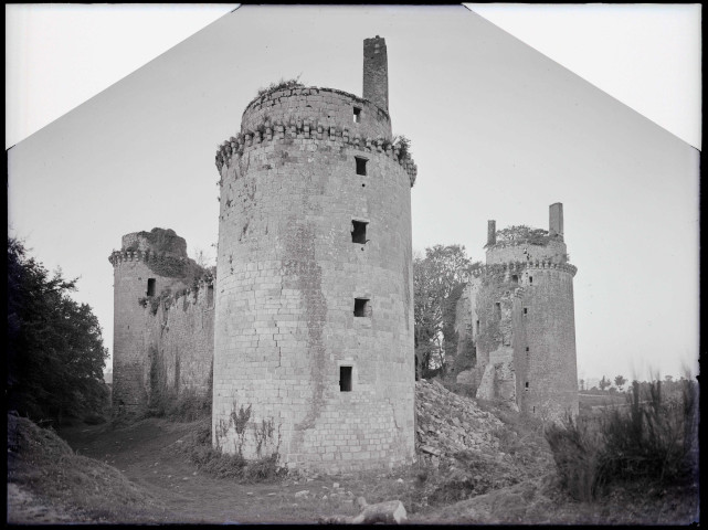 Tours, murs et ouvertures du château de la Hunaudaye (Pléven, Côtes-d'Armor)