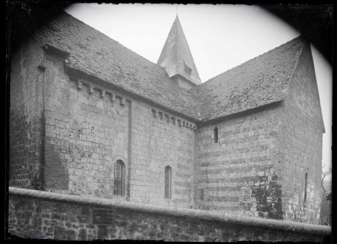 Vue d'ensemble de l'église de Fiquefleur-Équainville (Eure).