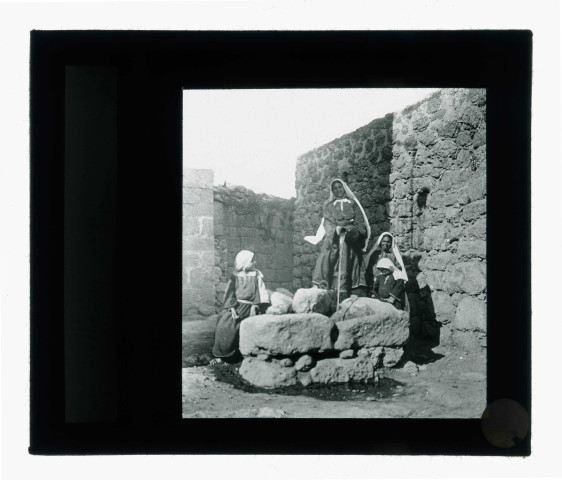 Femmes et enfants autour d'un puits.