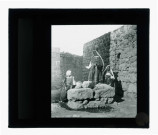 Femmes et enfants autour d'un puits.