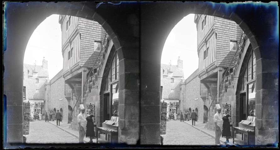 Rue commerçante principale du Mont-Saint-Michel (Manche).