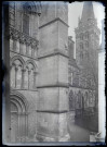 Façade latérale de la cathédrale Saint-Pierre de Lisieux (Calvados).
