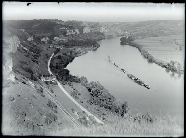 Vue générale sur la vallée des Andelys (Eure) et les bateaux péniches sur la Seine.