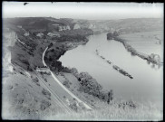 Vue générale sur la vallée des Andelys (Eure) et les bateaux péniches sur la Seine.