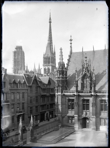 Cour du palais de justice de Rouen (Seine-Maritime), tours et flèche de la cathédrale Notre-Dame de l'Assomption de Rouen (Seine-Maritime).