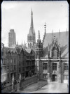 Cour du palais de justice de Rouen (Seine-Maritime), tours et flèche de la cathédrale Notre-Dame de l'Assomption de Rouen (Seine-Maritime).