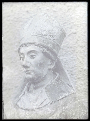 Statue de Saint-Aubin (tête) de l'église Saint-Aubin de Ménesqueville (Eure).