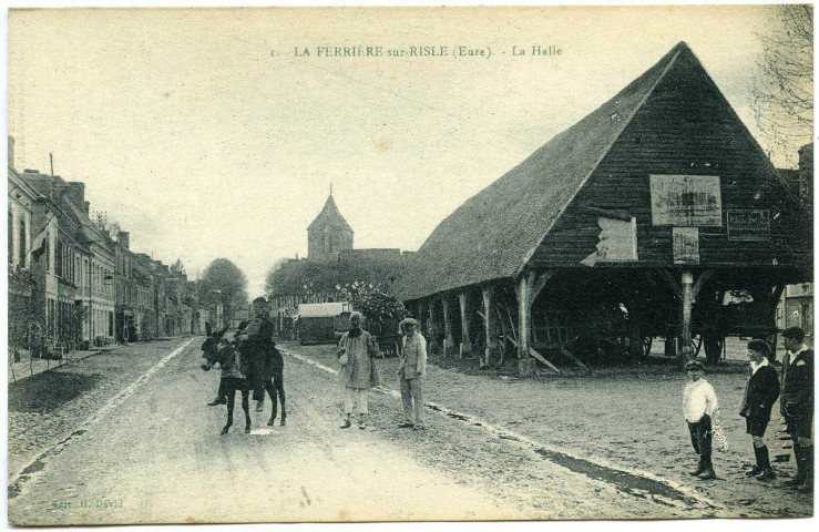 Ferrière-sur-Risle (La). La Halle.