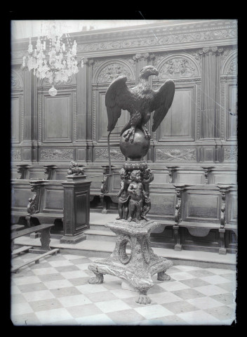 Aigle lutrin en marbre et en bronze de l'église de Saint-Riquier (Somme).