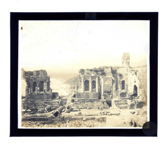 Ruines du théâtre grec de Taormina en Sicile (Italie).